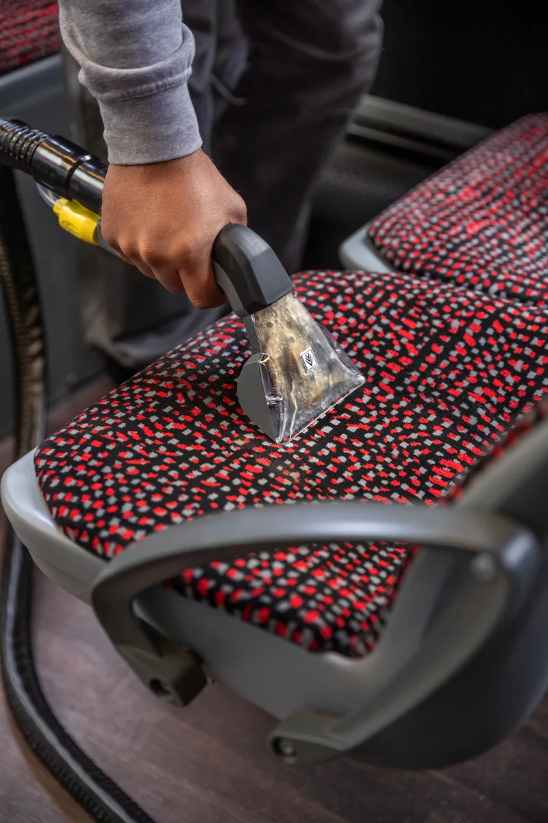 Професійний миючий пилосос Karcher Puzzi 8/1, 1200 Вт, 270 мБар, з контейнером 8/7 л, вага 8.6 кг.