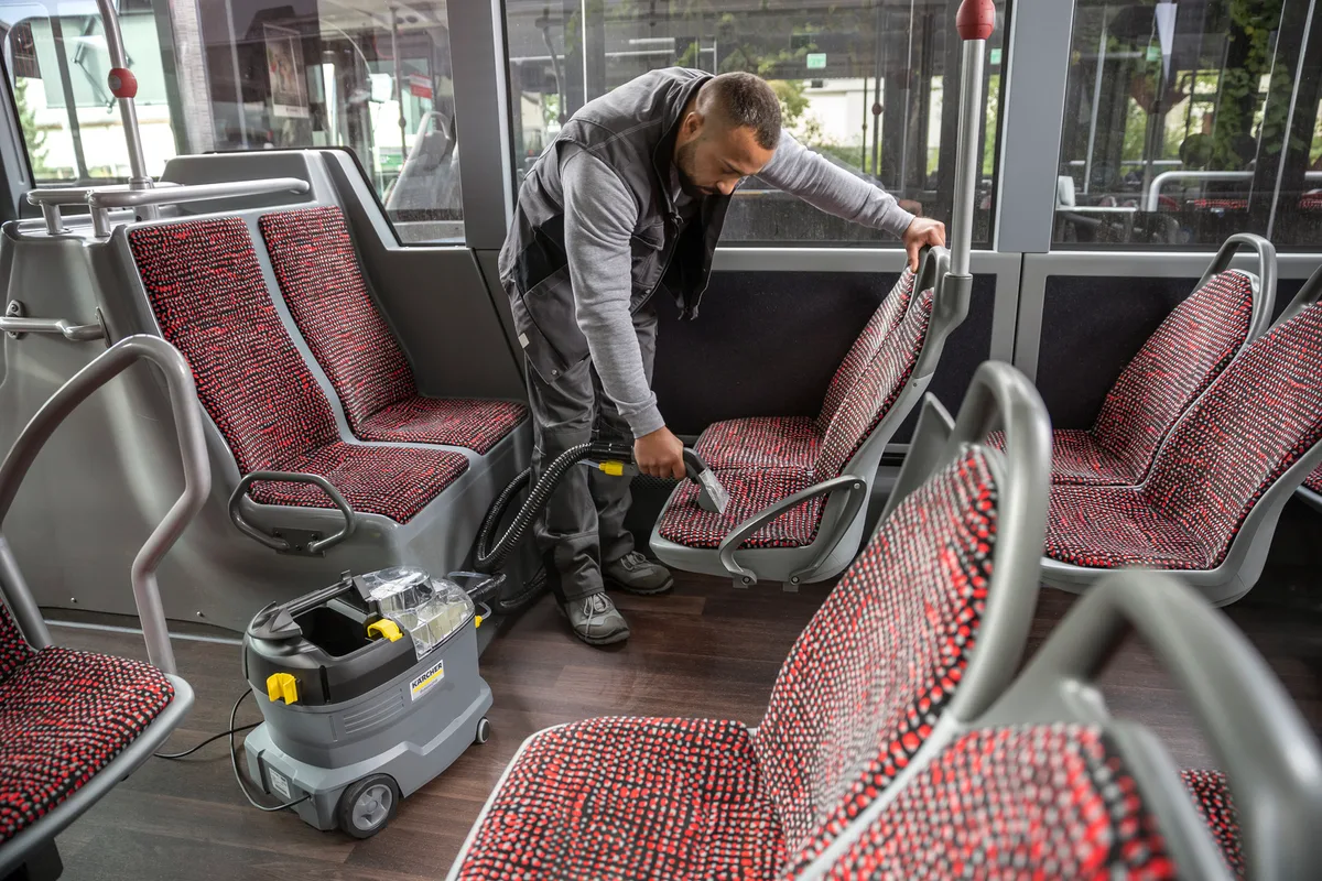 Професійний миючий пилосос Karcher Puzzi 8/1, 1200 Вт, 270 мБар, з контейнером 8/7 л, вага 8.6 кг.