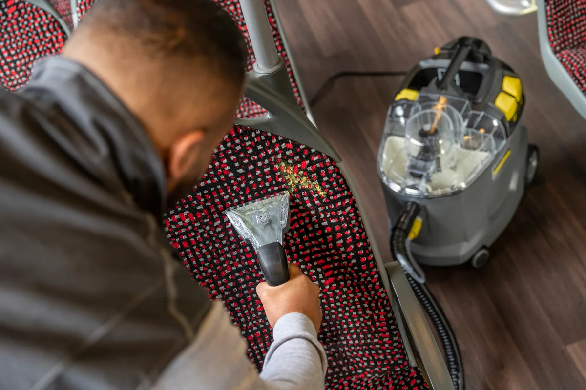 Професійний миючий пилосос Karcher Puzzi 8/1, 1200 Вт, 270 мБар, з контейнером 8/7 л, вага 8.6 кг.