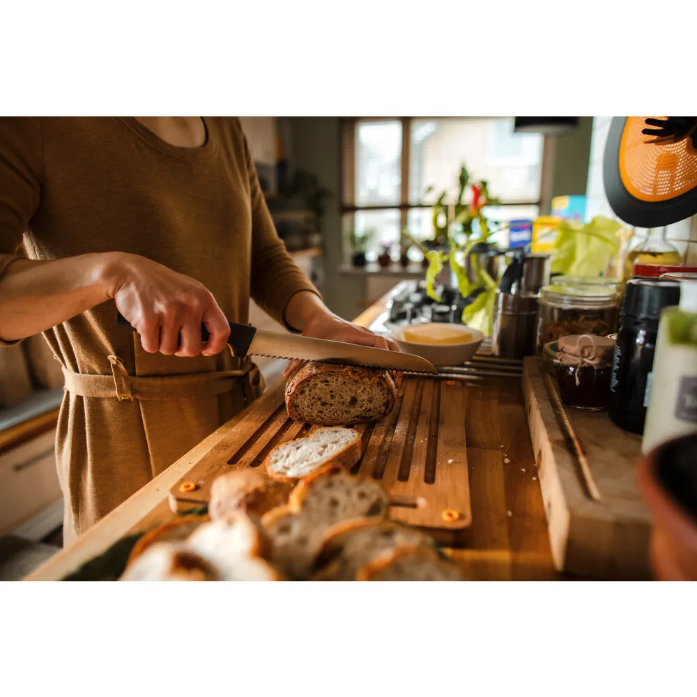 Ніж для хліба Fiskars Functional Form, 21.3 см, з нержавіючої сталі та пластиковою ручкою, чорного кольору.