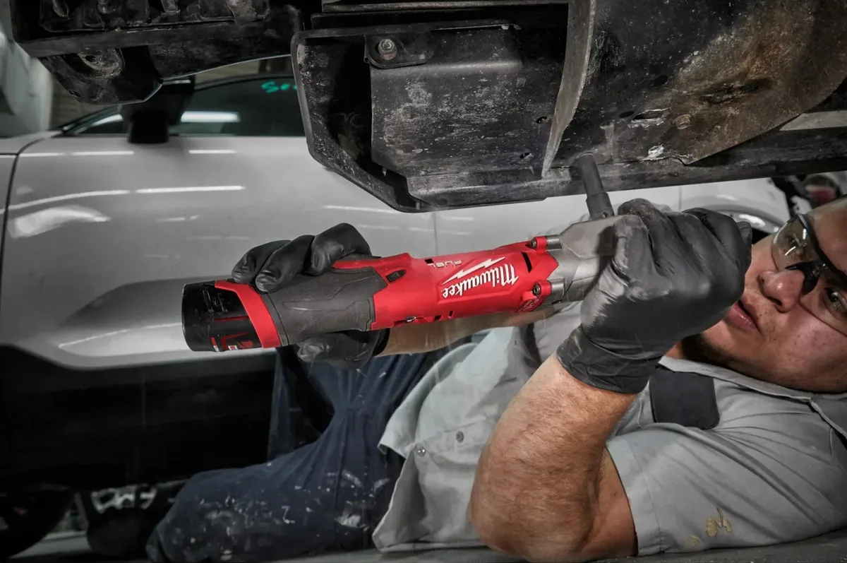 Гайковерт ударний кутовий акумуляторний Milwaukee 12В 270Нм для важкодоступних місць електричний гайковерт
