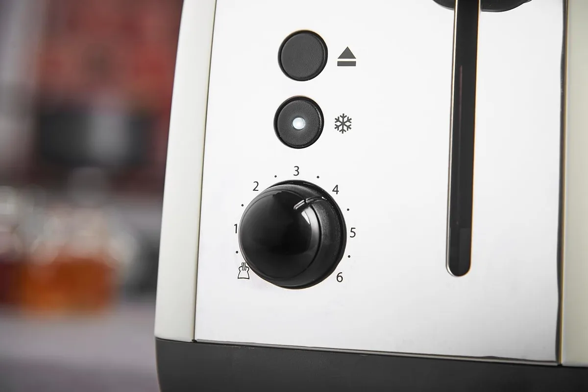 Тостер Russell Hobbs Colours Plus 1600Вт, з функціями підігріву та розморожування, металева конструкція, бежевого кольору.