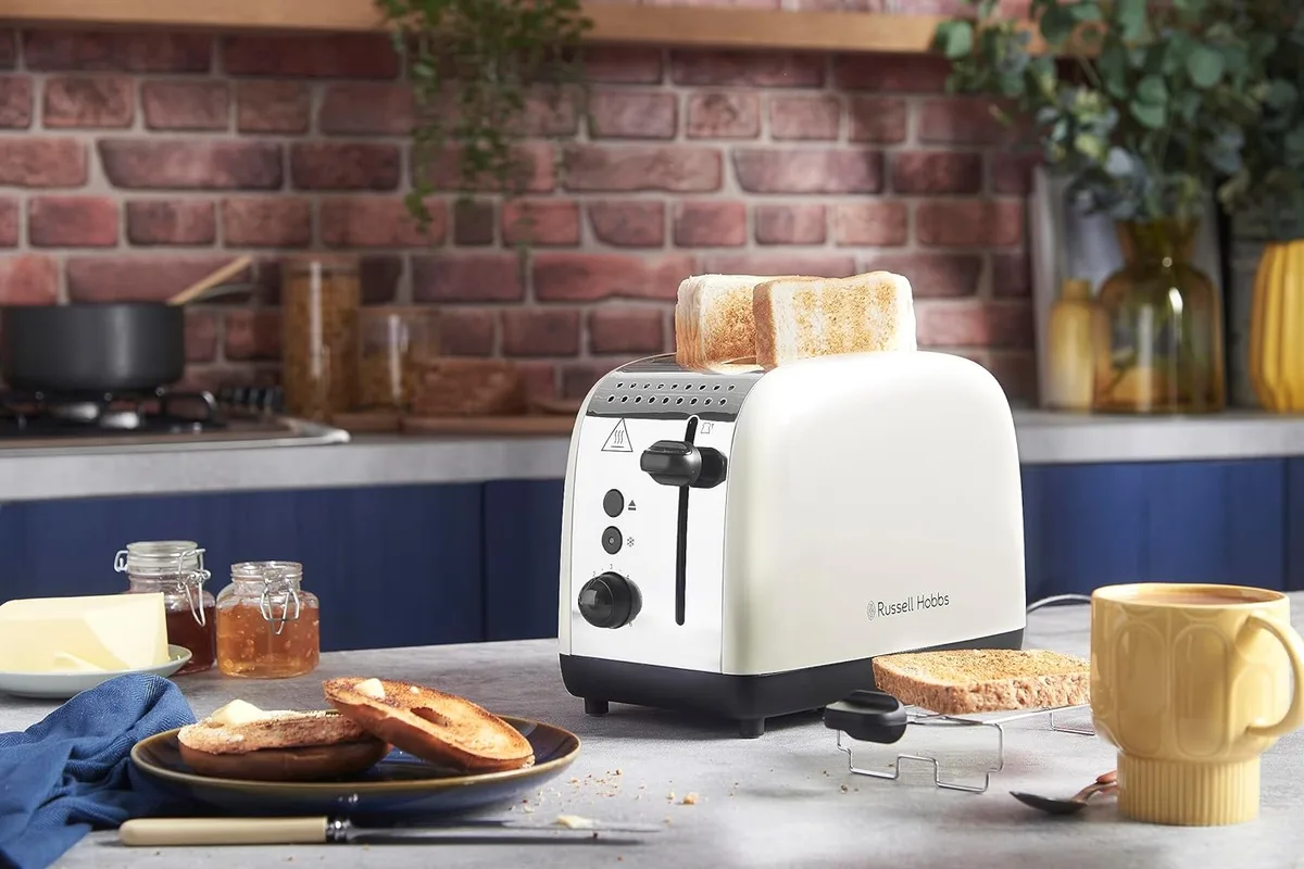 Тостер Russell Hobbs Colours Plus 1600Вт, з функціями підігріву та розморожування, металева конструкція, бежевого кольору.