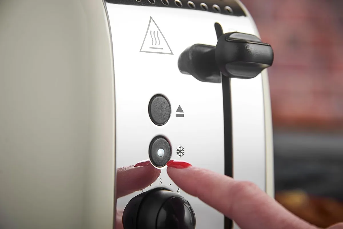 Тостер Russell Hobbs Colours Plus 1600Вт, з функціями підігріву та розморожування, металева конструкція, бежевого кольору.