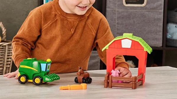 Конструктор John Deere Kids 33х17х21 см різнокольоровий з трактором і загоном