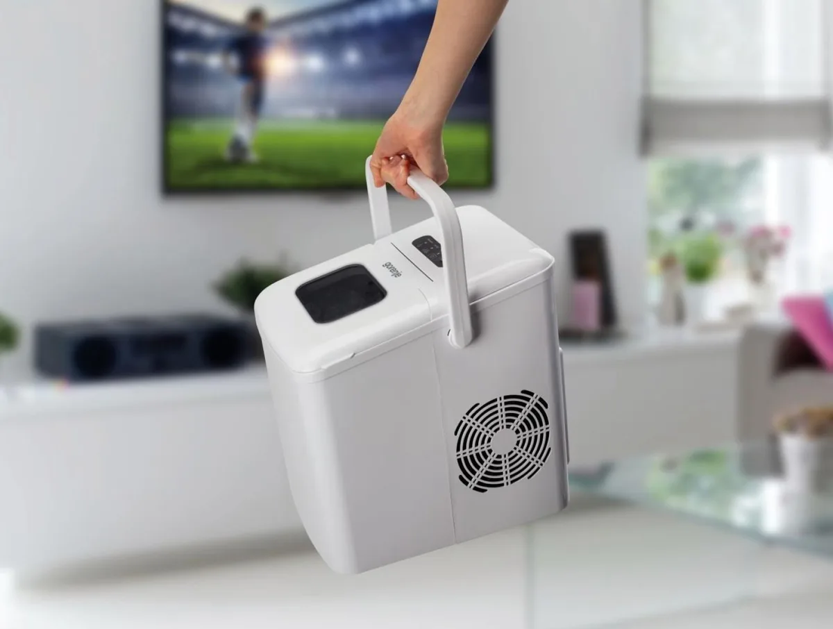 Льодогенератор домашній Gorenje, 12 кг/день, 1 л, з дисплеєм, білий.