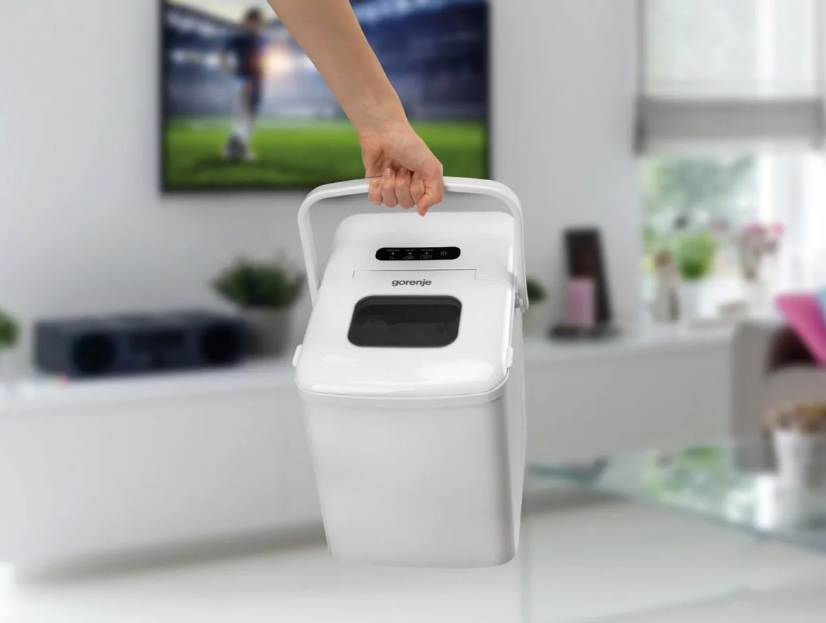 Льодогенератор домашній Gorenje, 12 кг/день, 1 л, з дисплеєм, білий.