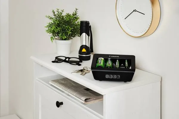 Зарядное устройство Varta LCD Universal Charger Plus 4xAA/AAA/C/D, 1x9В