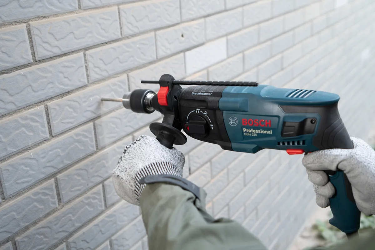 Перфоратор Bosch Professional 720Вт з ударом 2Дж для свердління в бетоні довбанням та реверсом