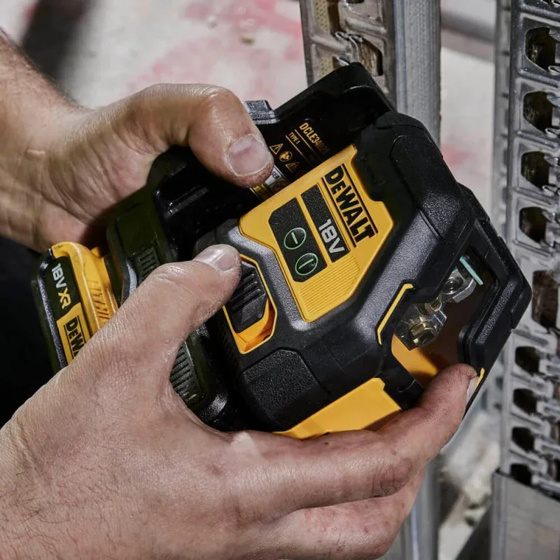 Лазерний нивелір DeWalt 18 В XR Li-Ion зелений промінь з кронштейном і кейсом, вага 2.74 кг, без акумулятора та зарядного пристрою