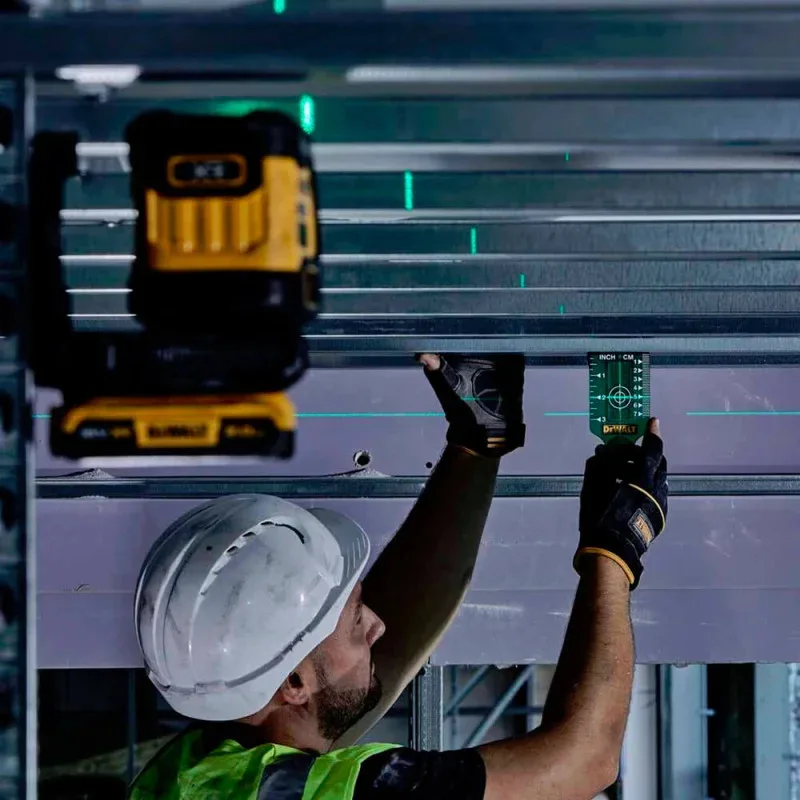 Лазерний нивелір DeWalt 18 В XR Li-Ion зелений промінь з кронштейном і кейсом, вага 2.74 кг, без акумулятора та зарядного пристрою