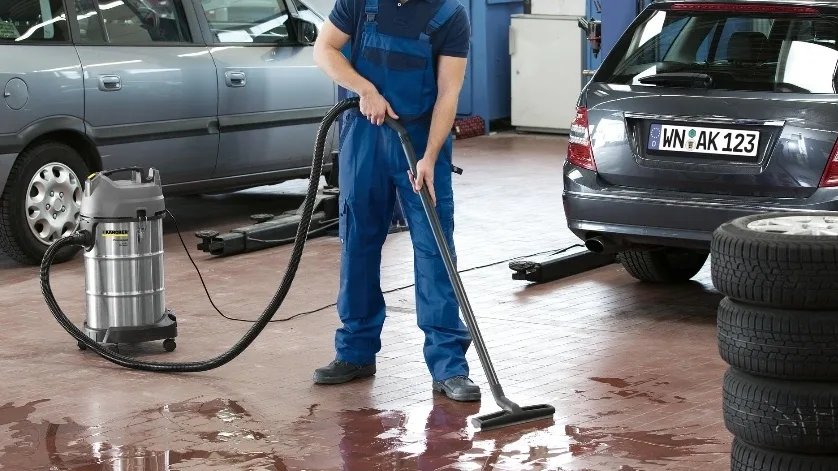 Професійний пилосос Karcher NT 38/1 Me Classic Edition, потужність 1500 Вт, тиск 227 мБар, об’єм контейнера 38 л, вага 11.6 кг.