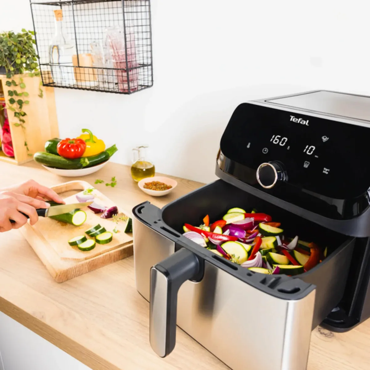 Мультипіч Tefal Easy Fry Mega, 1700Вт, 7.5л чаша, сенсорне управління, 8 режимів, пластиковий корпус, чорний.