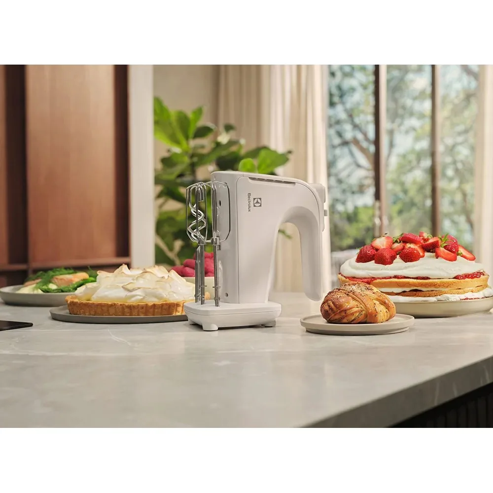 Ручний міксер Electrolux 500Вт, 4 насадки, режим турбо, білий.