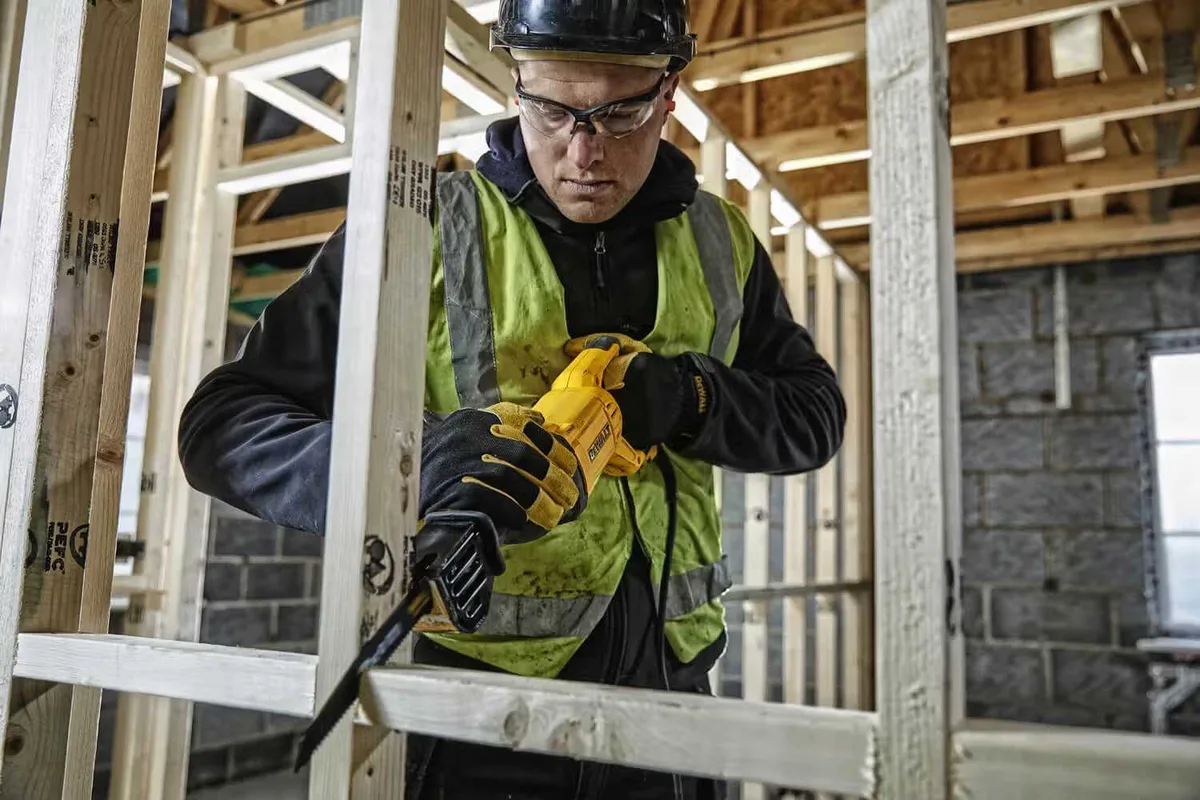 Шабельна пила DeWalt 1100 Вт, глибина пропилу 280 мм, 0-2800 ходів/хв, 29 мм, в комплекті кейс, вага 3.5 кг.