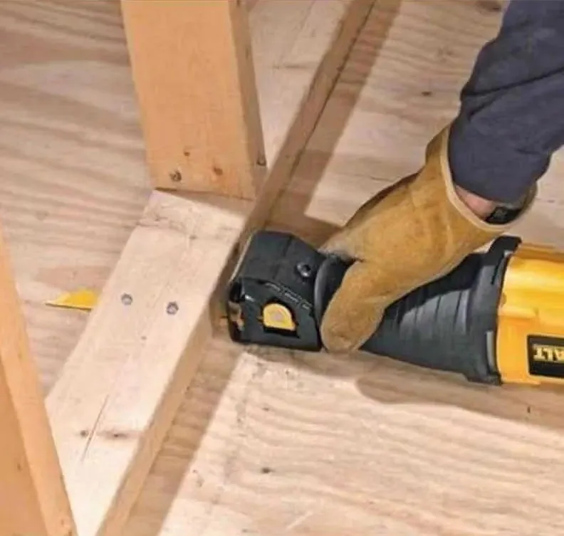 Шабельна пила DeWalt 1100 Вт, глибина пропилу 280 мм, 0-2800 ходів/хв, 29 мм, в комплекті кейс, вага 3.5 кг.