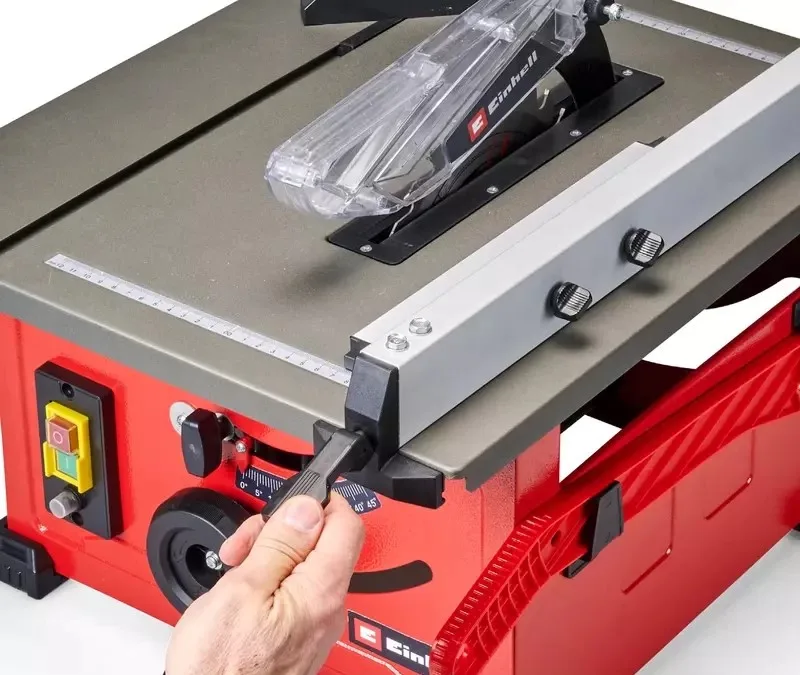 Дискова пила Einhell TC-TS 8, потужність 900-1200 Вт, діаметр диска 210 мм, розміри 525х440 мм, вага 10.5 кг.