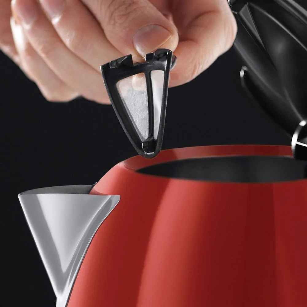 Електрочайник Russell Hobbs Colours Plus 1.7л, металевий, червоний з чорними елементами.