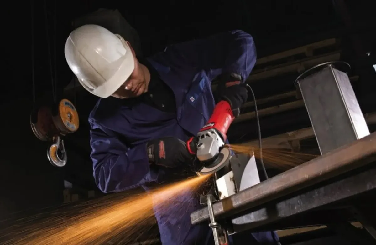 Кутова шліфувальна машина Milwaukee AGV 17-125 XE, 125 мм, 1750 Вт, 2600-11000 об/хв, вага 2.8 кг.
