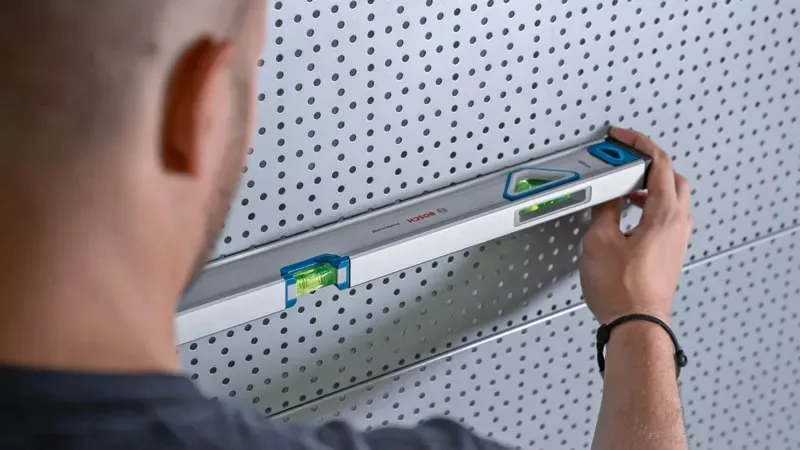 Рівень Bosch Professional 60 см, 3 вбудовані бульбашки, алюмінієвий корпус.