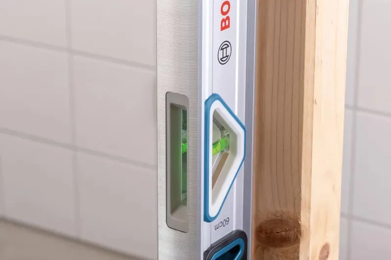 Рівень Bosch Professional 60 см, 3 вбудовані бульбашки, алюмінієвий корпус.