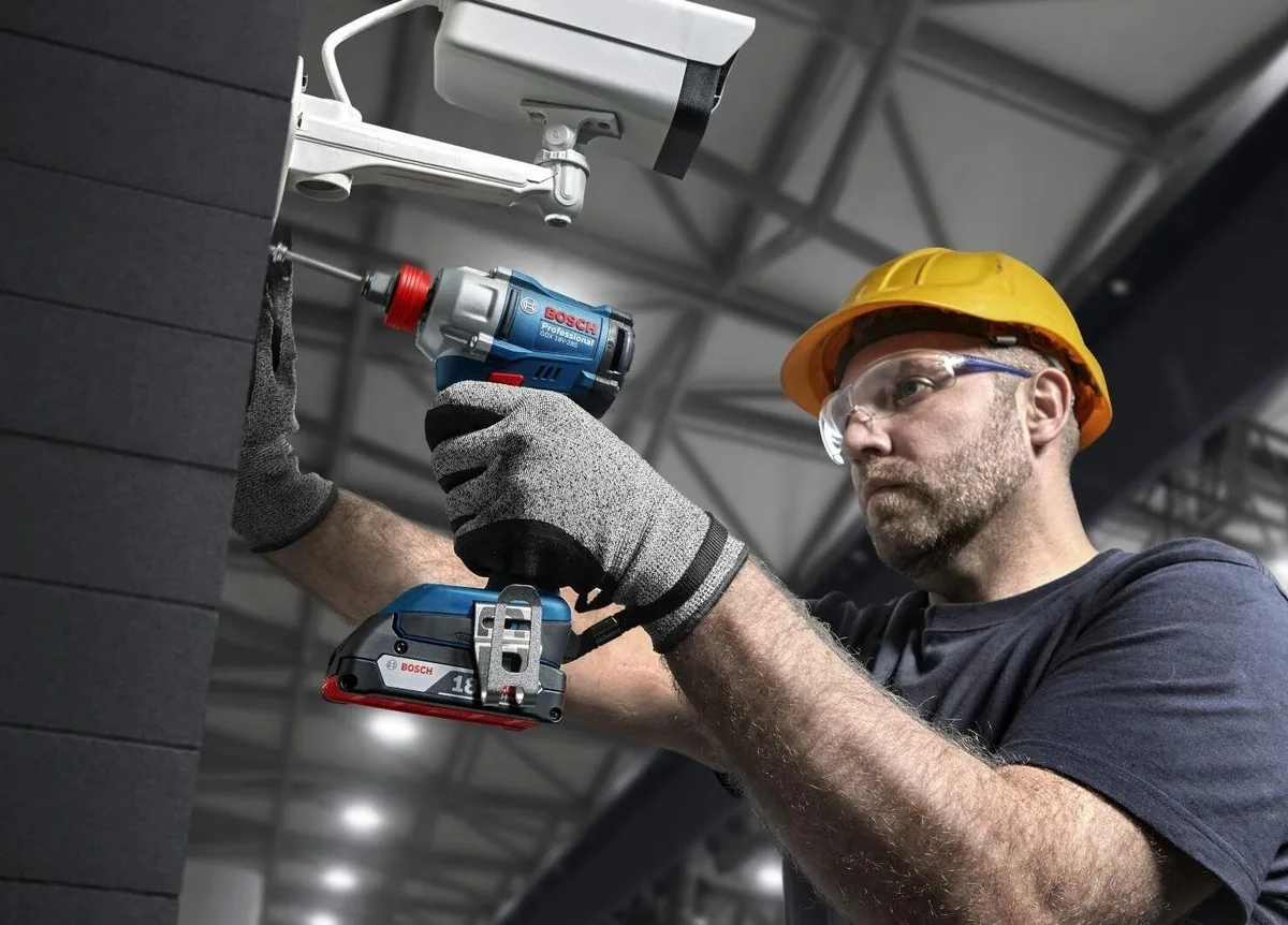 Аккумуляторный ударный гайковерт Bosch Professional GDR 18V-215, 18В, 2x2А·час, 215Нм, 3800об/мин, для винтов M6-M16, с зарядным устройством GAL