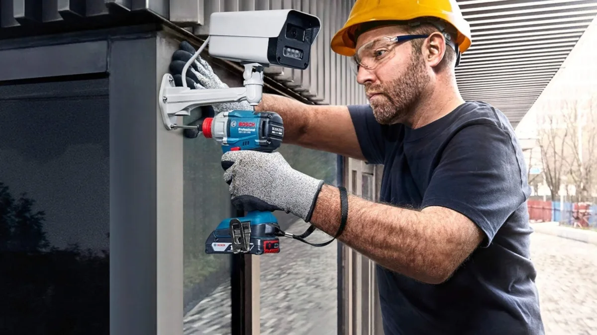 Аккумуляторный ударный гайковерт Bosch Professional GDR 18V-215, 18В, 2x2А·час, 215Нм, 3800об/мин, для винтов M6-M16, с зарядным устройством GAL