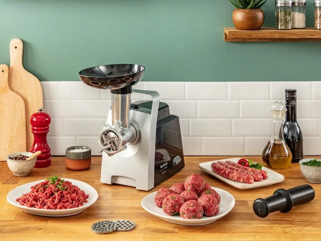 М'ясорубка Tefal 1400Вт пластик 1.7кг/хв чорна 7в1 з насадками для ковбас томатів терки