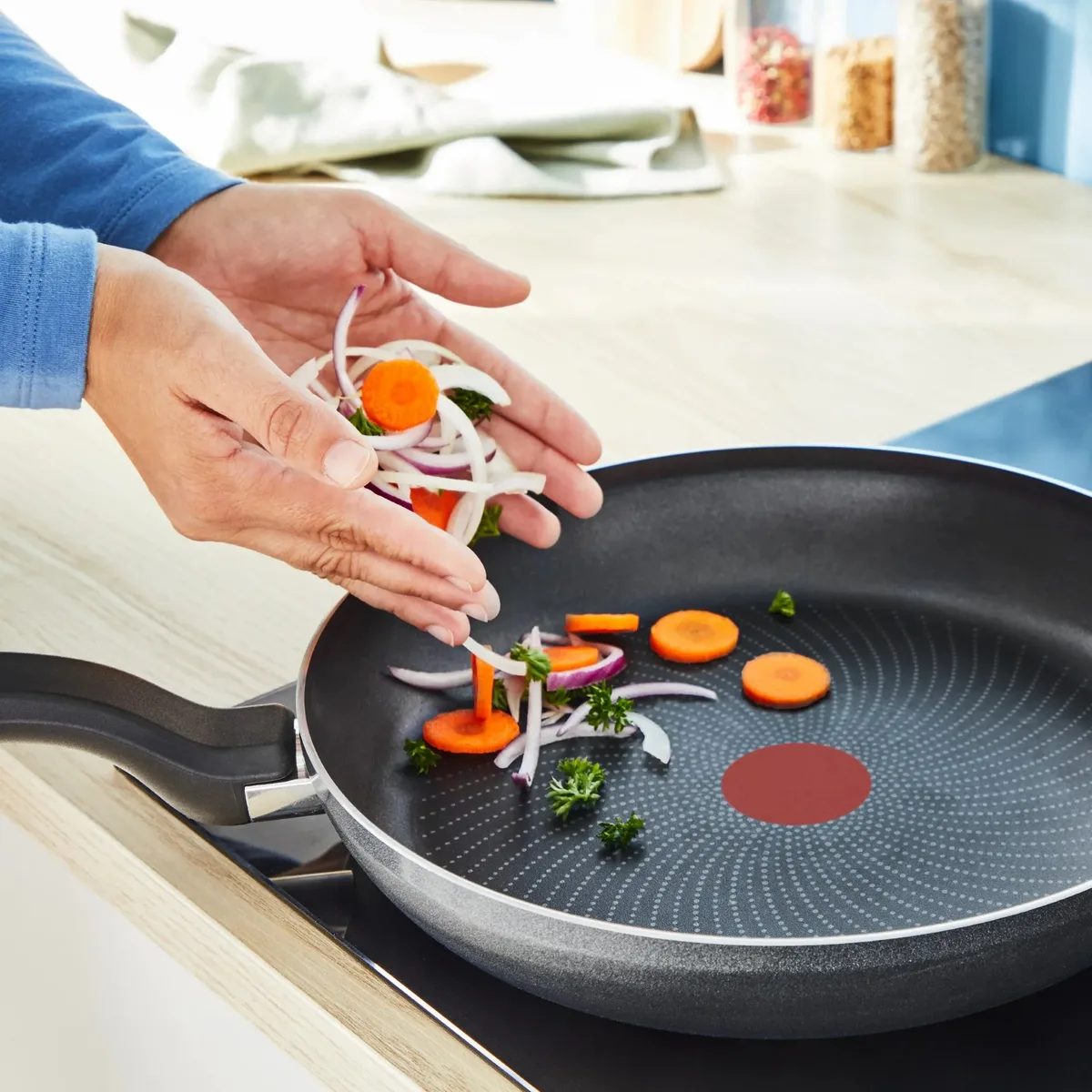 Сковорода Tefal So' Light, діаметр 22 см, виготовлена з алюмінію, з бакелітовою ручкою, чорного кольору.