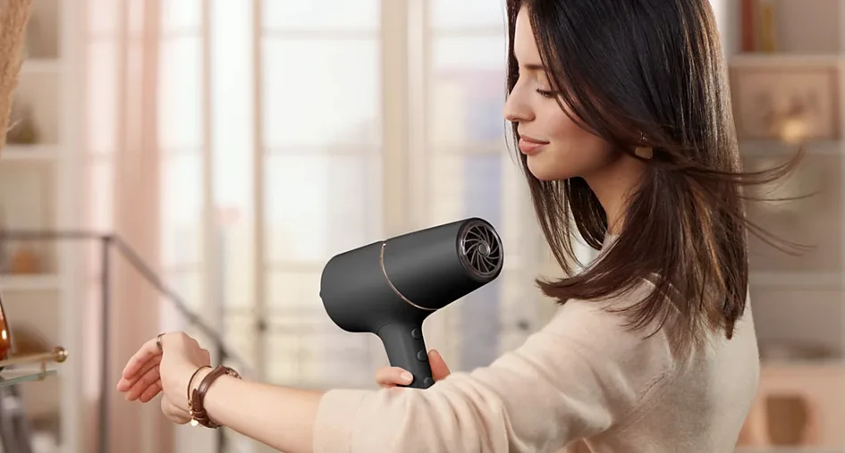 Фен Philips 2300 Вт с ионизацией, с концентраторами 9 мм и 11 мм, черный.