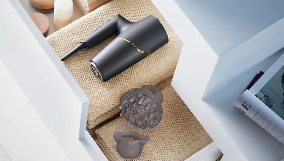 Фен Philips 2300 Вт с ионизацией, с концентраторами 9 мм и 11 мм, черный.
