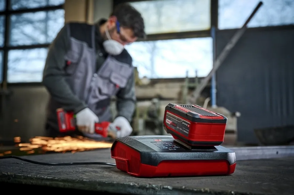 Зарядний пристрій Einhell PXC Boostcharger 3A 18В 8А 0.83кг для акумуляторів.