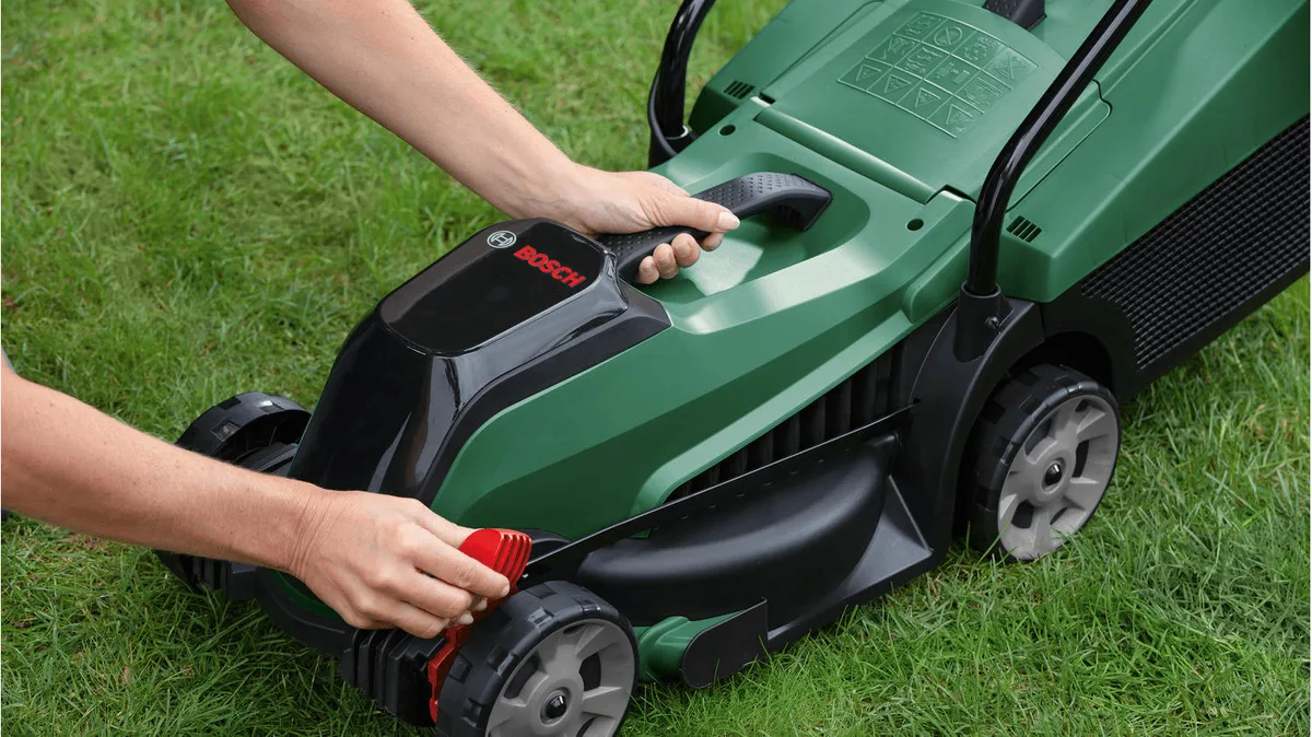 Акумуляторна газонокосарка Bosch CityMower 18V-32-300, 18В, 32 см, 31 л, висота трави 30-60 мм, вага 8.8 кг, без батареї та зарядн