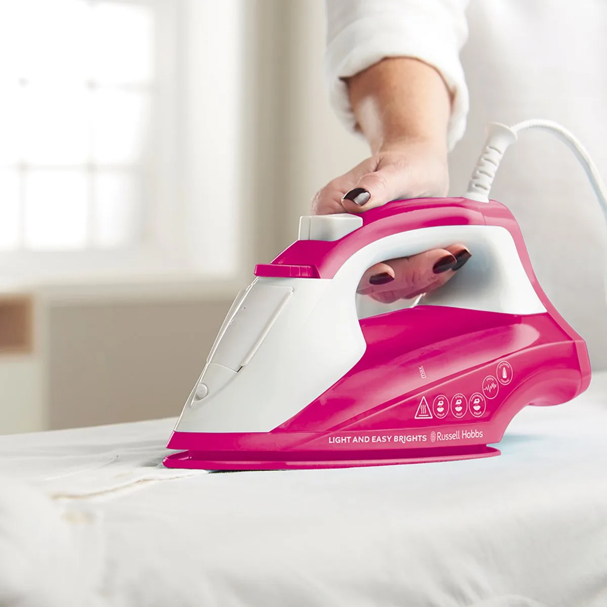 Утюг Russell Hobbs Light Easy Brights Berry, 2600 Вт, 240 мл, паровой удар - 115°C, постоянный пар - 35 г/мин, удобное управление