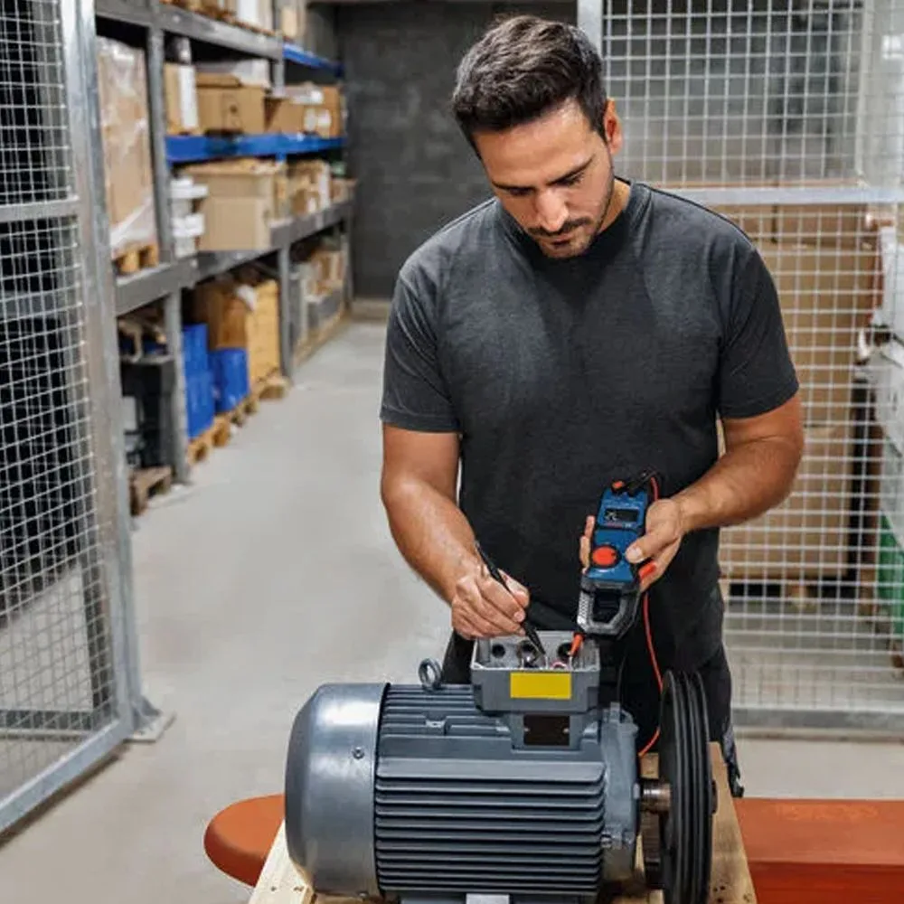 Электроизмерительные клещи Bosch Professional GMC 600-15 для измерения напряжения до 600В, питание 2AAх15В