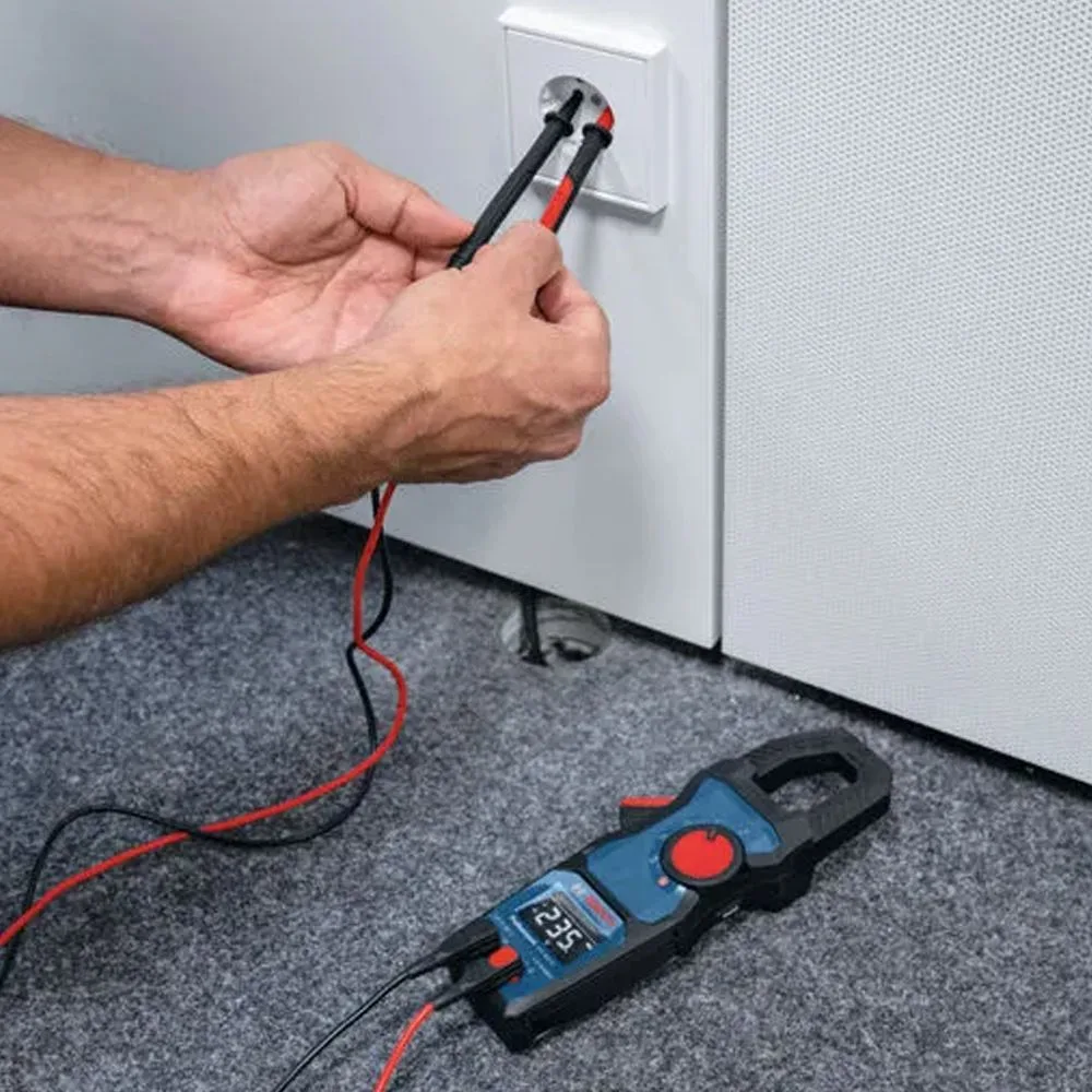 Электроизмерительные клещи Bosch Professional GMC 600-15 для измерения напряжения до 600В, питание 2AAх15В