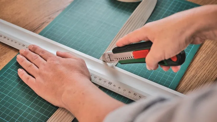 Ніж Bosch з лезом 18 мм, ергономічний корпус з ABS та TPR.