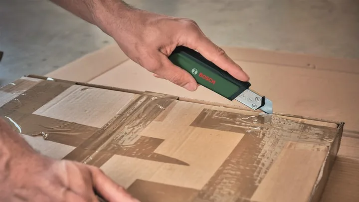 Ніж Bosch з лезом 18 мм, ергономічний корпус з ABS та TPR.