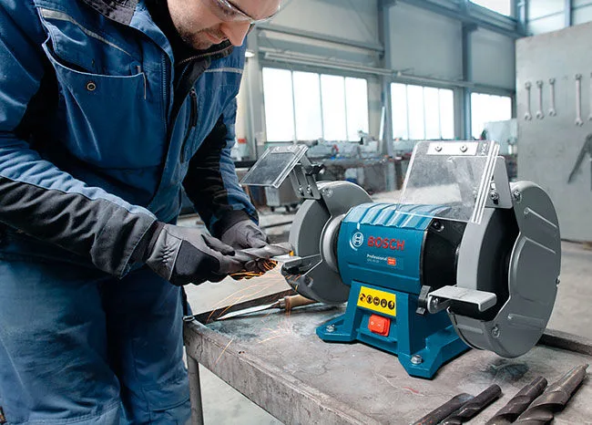 Станок для заточки Bosch Professional GBG 60-20 600Вт, диаметр круга 200х25мм, обороты 3600об/мин, вес 15кг