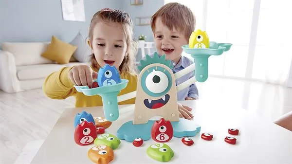 Учебные весы Hape пластик 38х14х18 см разноцветные