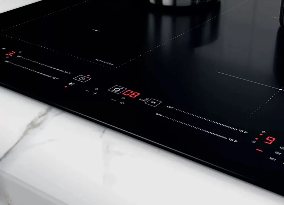 Індукційна варильна поверхня Whirlpool, 60 см, з розширеною зоною, чорного кольору.