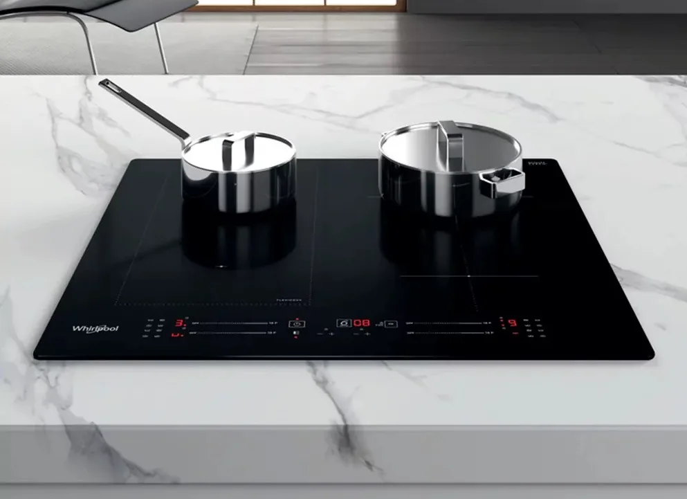 Індукційна варильна поверхня Whirlpool, 60 см, з розширеною зоною, чорного кольору.