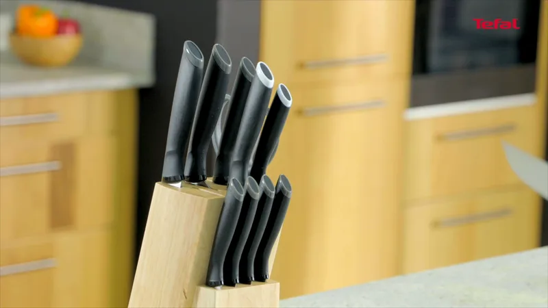Ніж для хліба Tefal Comfort з чохлом, 20 см, з нержавіючої сталі, пластиковою ручкою, чорного кольору.