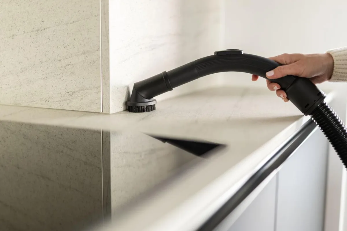 Пилосос Gorenje з контейнером, потужність 800 Вт, об'єм пилозбірника 3.3 л, фільтр HEPA, чорний.
