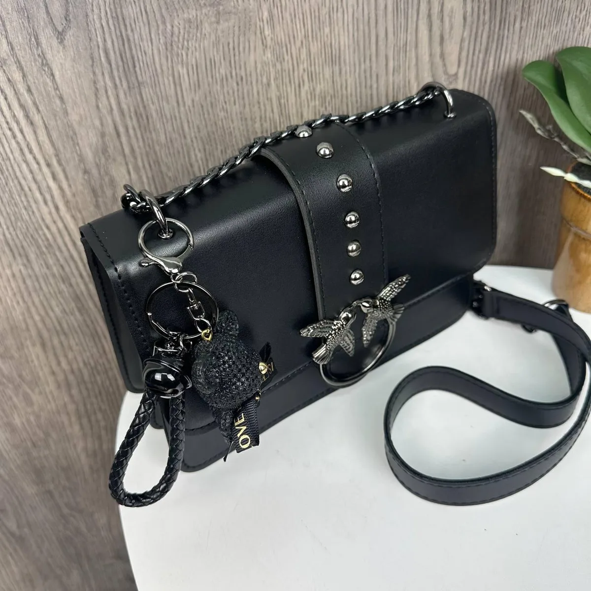 Женская сумка-клатч Pinko с брелоком экокожа черная 23x14,5x8 см