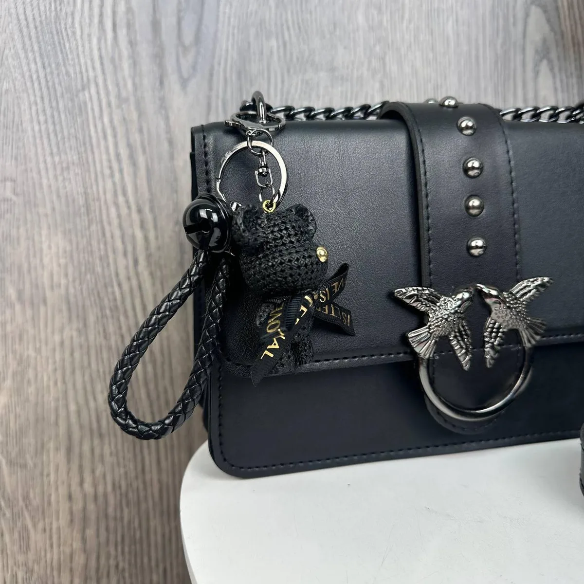 Женская сумка-клатч Pinko с брелоком экокожа черная 23x14,5x8 см