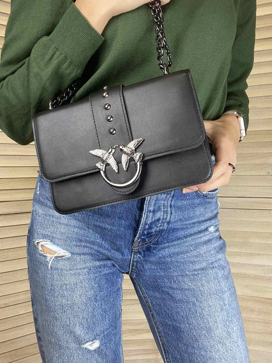 Женская сумка-клатч Pinko с брелоком экокожа черная 23x14,5x8 см