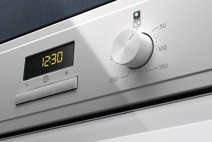 Электрический духовой шкаф Electrolux, 65 л, класс энергопотребления A, с дисплеем, конвекционный, белый