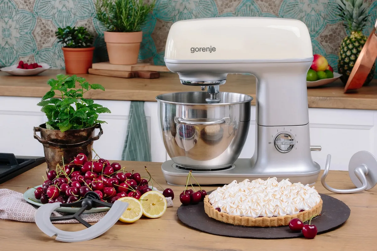 Кухонний комбайн Gorenje 1000Вт, металева чаша, металевий корпус, 4 насадки, сріблясто-бежевого кольору.