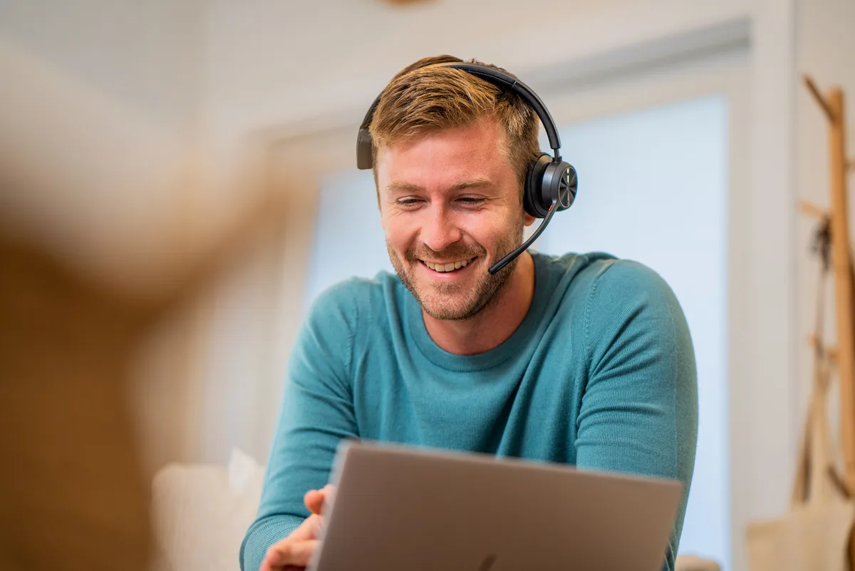 Гарнітура комп'ютерна моно On-ear Poly Voyager 4310-M з адаптером BT700, USB-A, Bluetooth, всеспрямований, Acoustic fence, сертифікат Microsoft Teams, чорний